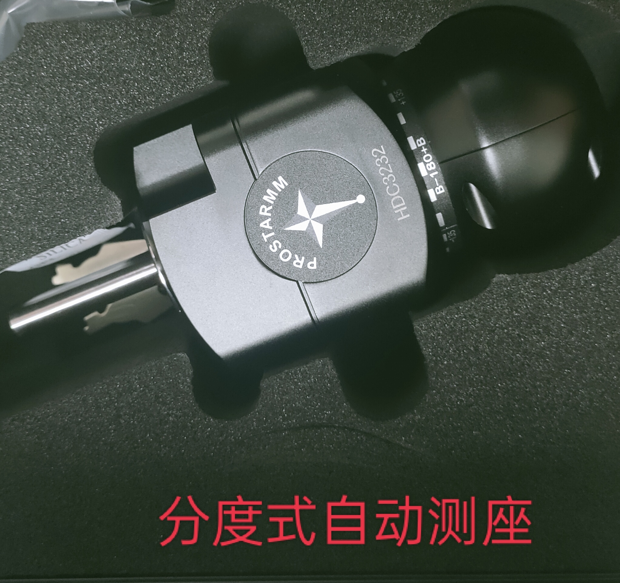 測(cè)頭：  CZ10T測(cè)座產(chǎn)品描述CZ10T分度式自動(dòng)測(cè)座可實(shí)現(xiàn)俯仰、偏擺二軸的旋轉(zhuǎn)運(yùn)動(dòng)及定位，與雷尼紹PH10T測(cè)座可互換使用，兼容本公司的CF20、CF200等觸發(fā)式測(cè)頭。作為全新一代高精度、高效率測(cè)頭使用的測(cè)座，可實(shí)現(xiàn)復(fù)雜零件的快速和精密測(cè)量，不需要過(guò)多人為干預(yù)。在空間720個(gè)位置上實(shí)現(xiàn)快速定位測(cè)量，從而使三坐標(biāo)測(cè)量機(jī)具備5軸測(cè)量能力。? 技術(shù)特點(diǎn)l 位置重復(fù)性：0.5μm（2σ）；l 運(yùn)行速度：3.5s / 90°；l 定位角度：A軸0°～105°，7.5°分度共15個(gè)位置，B軸±180°，7.5°分度共48個(gè)位置；l 空間定位點(diǎn)：720個(gè)；l 兼容測(cè)頭種類(lèi)：CF20，CF200，TP20，TP200， l 尺寸：長(zhǎng)113mm，寬62mm；l 重量：645g；l 兼容雷尼紹PH10T測(cè)座及控制器。  CF20觸發(fā)式測(cè)頭：CF20觸發(fā)式測(cè)頭是一種5向或者6向接觸觸發(fā)式測(cè)頭，包括上、下兩個(gè)模塊，即測(cè)頭本體和測(cè)針吸盤(pán)。上、下模塊設(shè)計(jì)方便人工/自動(dòng)更換測(cè)針，并且無(wú)需重新標(biāo)定，極大節(jié)省測(cè)量時(shí)間。CF20測(cè)頭可與雷尼紹TP20測(cè)頭互換使用，兼容本公司CZ10M/CZ10T分度式測(cè)座。CF20測(cè)頭還有磁場(chǎng)敏感型CF20-N，供使用自動(dòng)換針架的用戶(hù)選擇。
